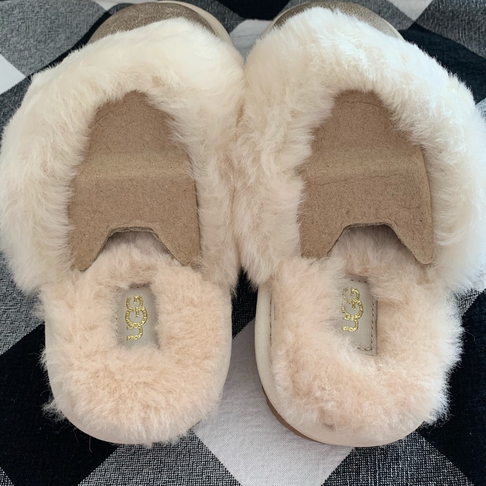 SOLD - Ugg Cozy II Slippers Little Kid Size  3 - Picture 3 of 7